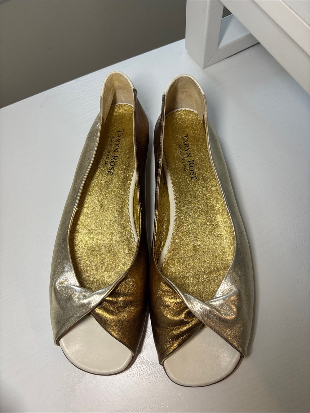 Taryn Rose Vero cuoio Metallic Gold Peep-Toe Flats